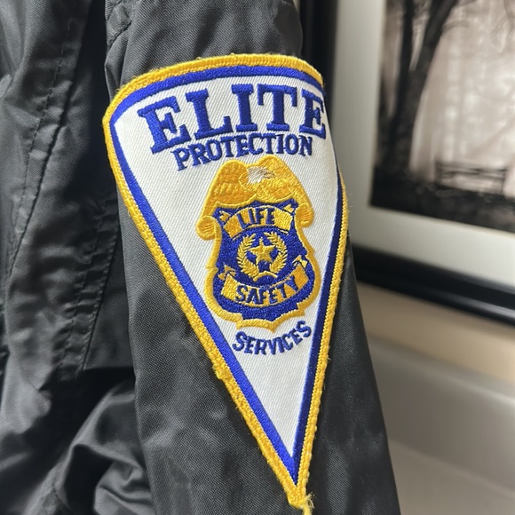 Security Windbreaker - Picture 4 of 4